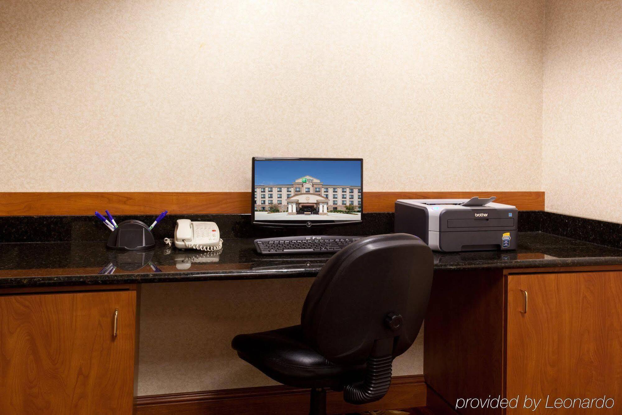 Express & Collins By Ihg Hotel 2*