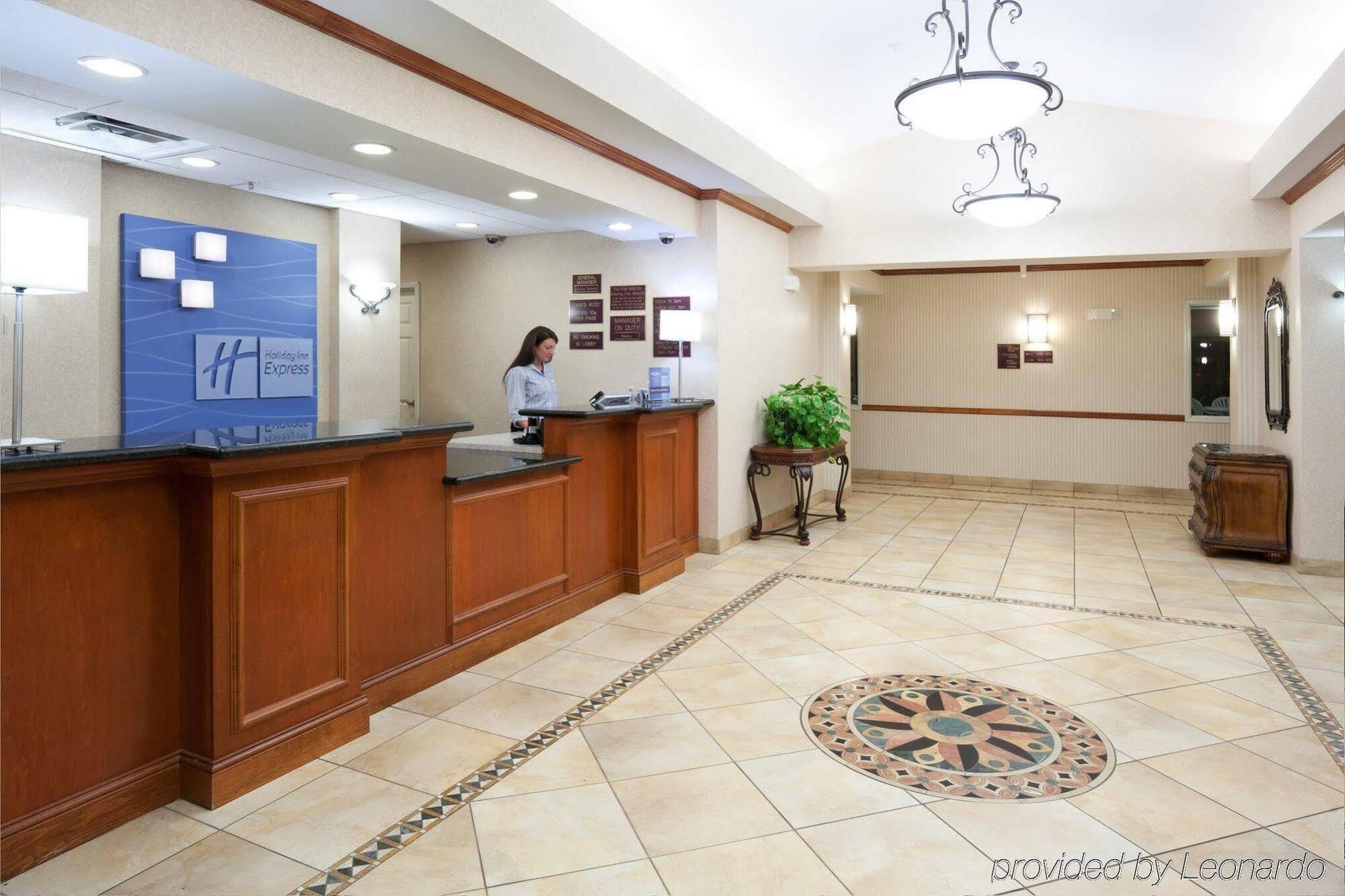 Hotel Holiday Express & By Ihg